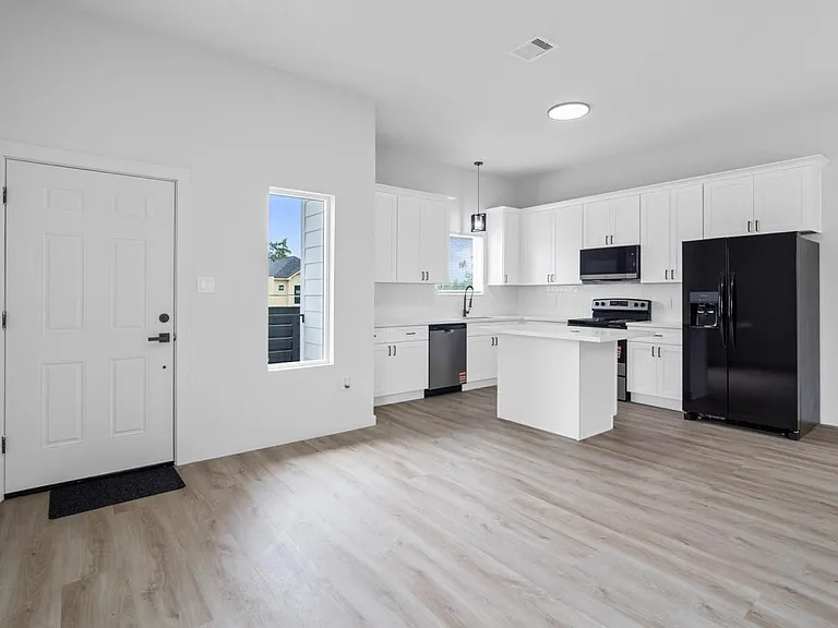 9725 Kerr St #B — Photo 10