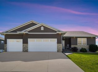 905 Raleigh Ln, Marion, IA 52302