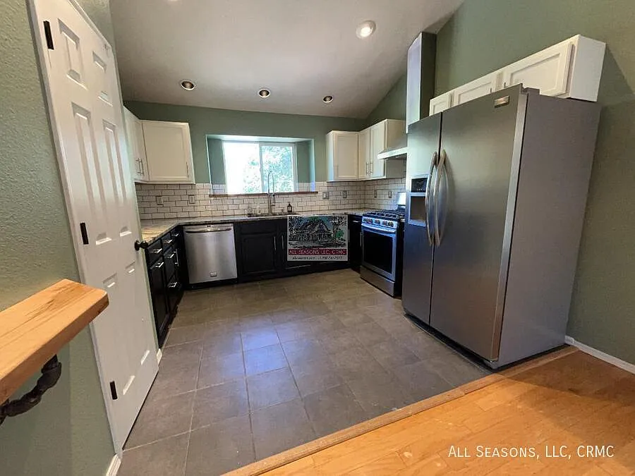 655 W Monument Street — Photo 4