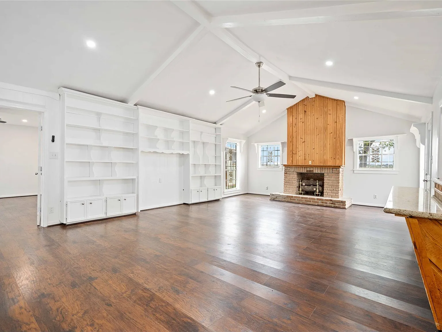 3 bed, 2.0 bath, 2216 sqft, $2,000 — Photo 4