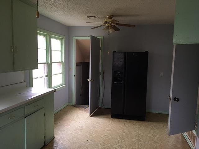 2nd image of 3206 Pioneer St