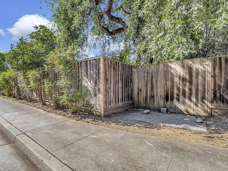 821 Figwood Ct — Photo 42