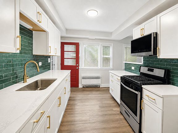 3rd image of 2811 Forest Ln