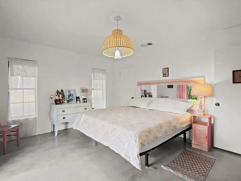 10518 Signal Hill Rd — Photo 2