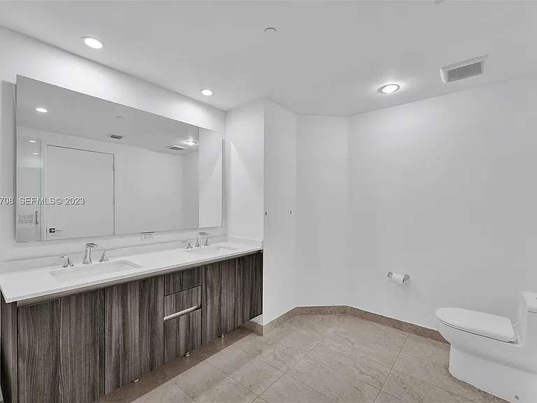 488 NE 18th St #3900 — Photo 16