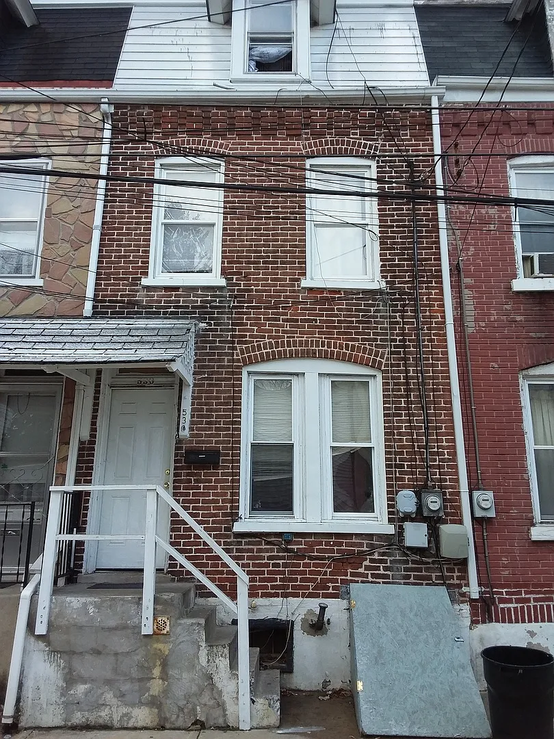 Spacious 5 Bedroom, 1 Bathroom Single-Family Home with Yard Allentown — Photo 1