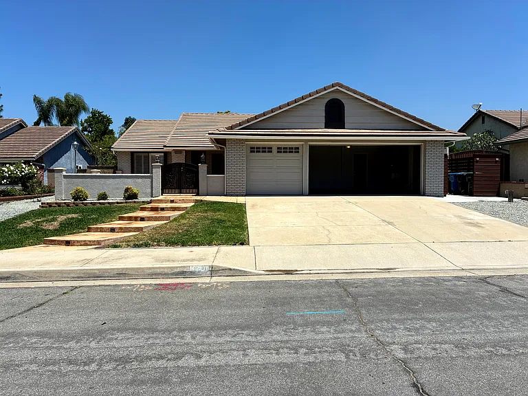 1159 E Plymouth St — Photo 2