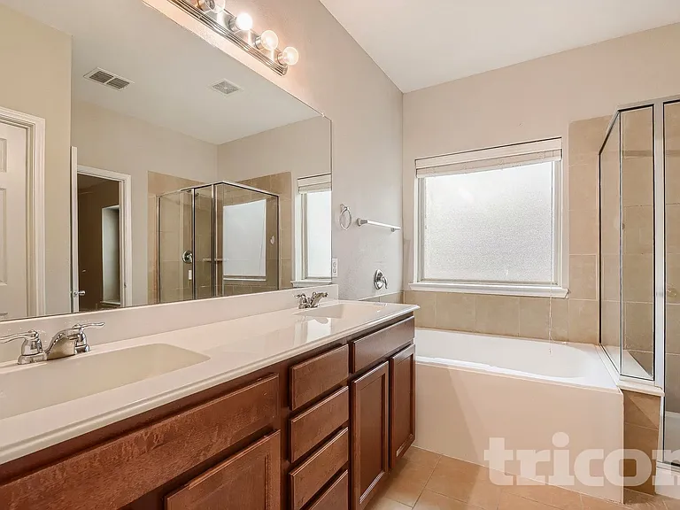 1820 Abby Creek Dr — Photo 3