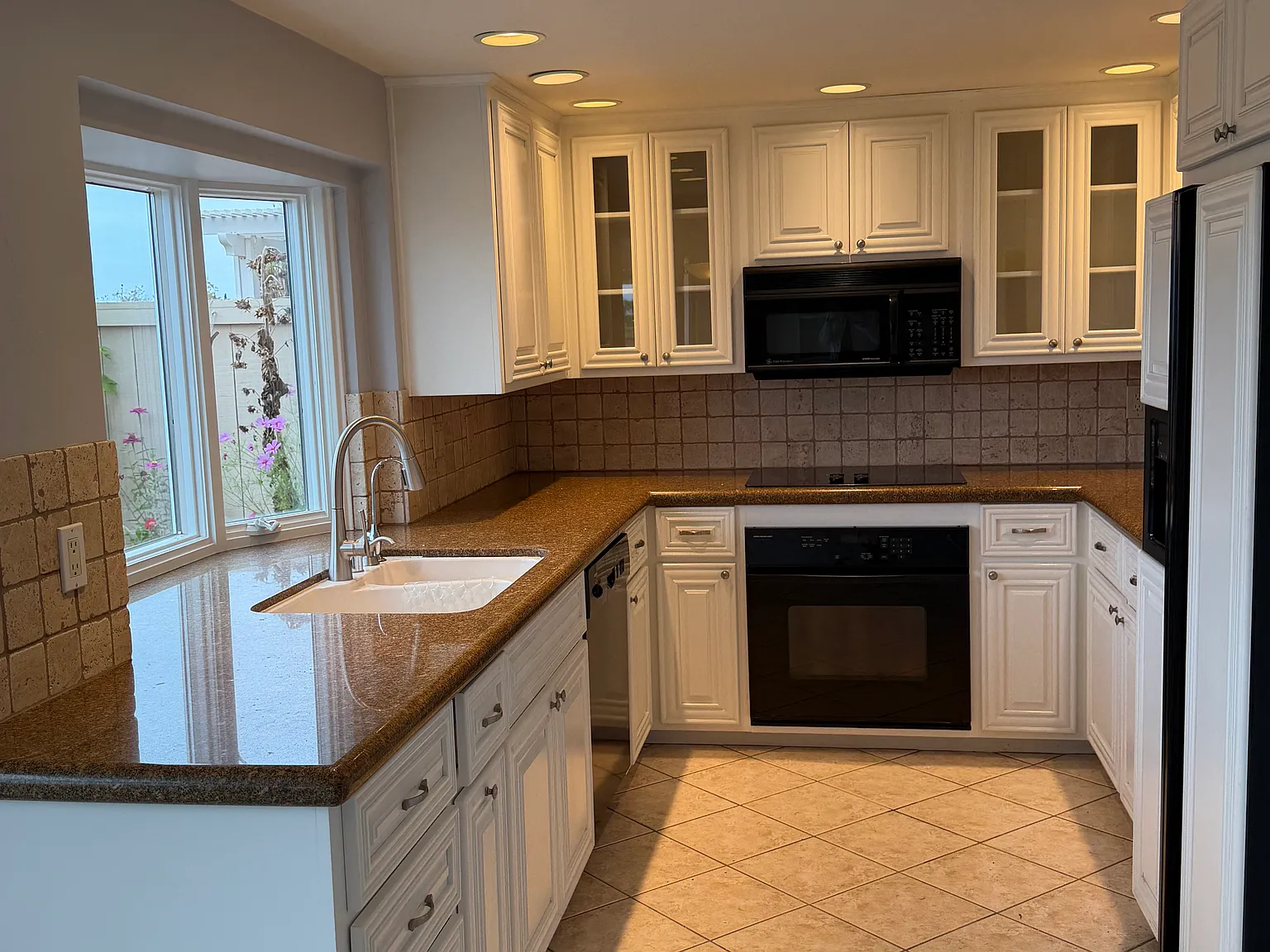 4 bed, 2.5 bath, 2104 sqft, $5,200 — Photo 2