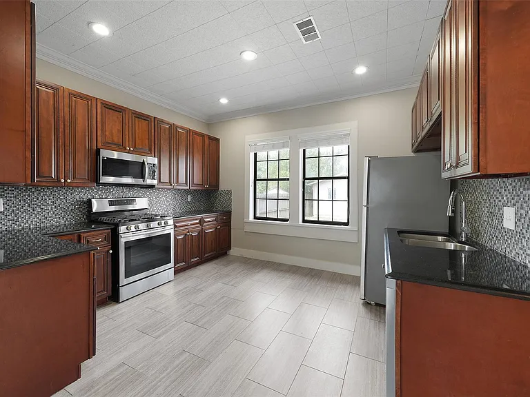 309 Pecore St — Photo 21