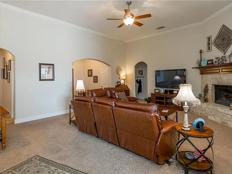 225 Glenview Dr — Photo 6
