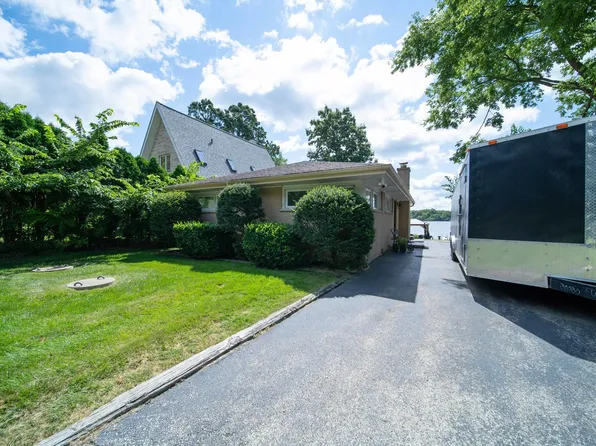 27657 W Lake Shore Dr, Spring Grove, IL 60081