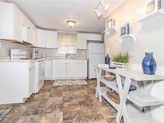 3rd image of 110 Goldenrod Ln