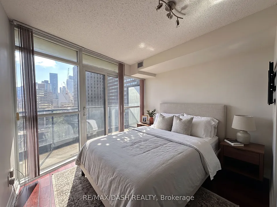 21 Carlton St #1008
