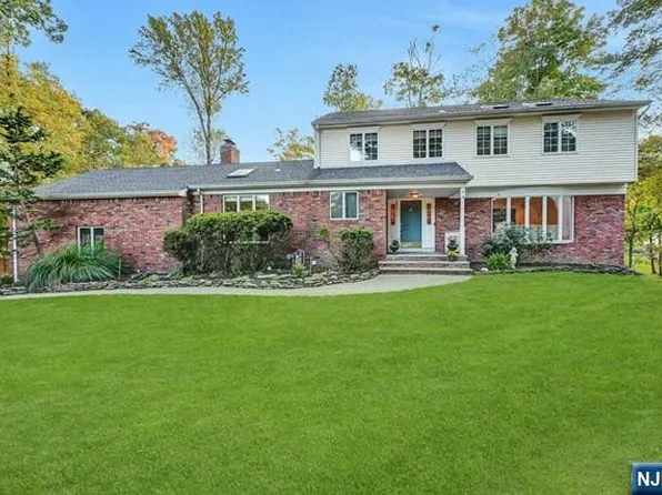 4 Lexington Ln, Montvale, NJ 07645