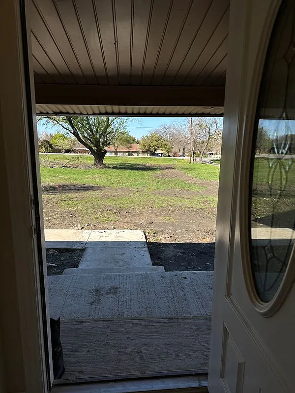 5 bed, 2.0 bath, 2032 sqft, $2,500 — Photo 2