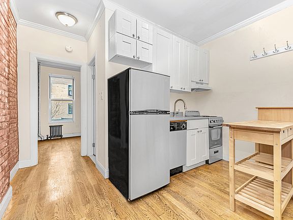 3rd image of 113 Henry St APT 6