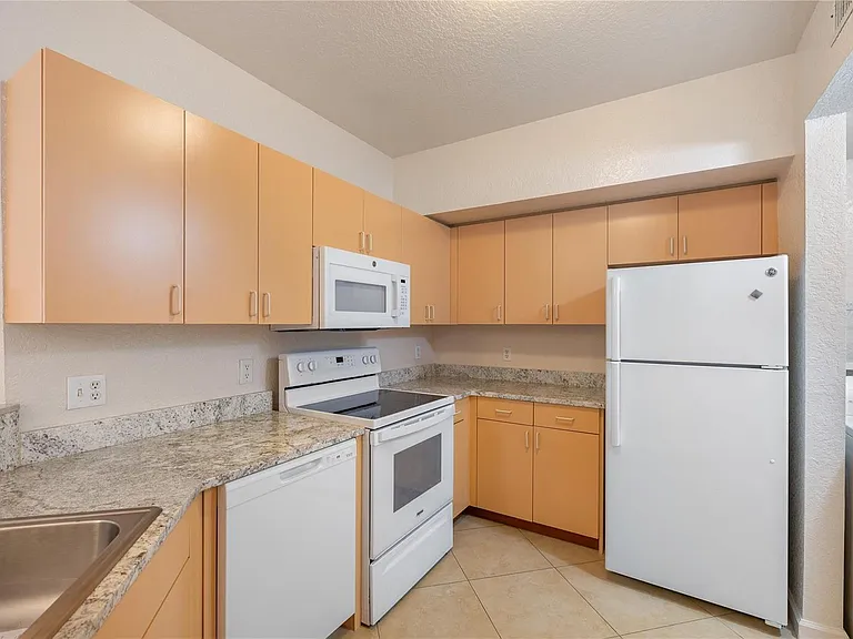 1204 Belmont Ln #1204 — Photo 8