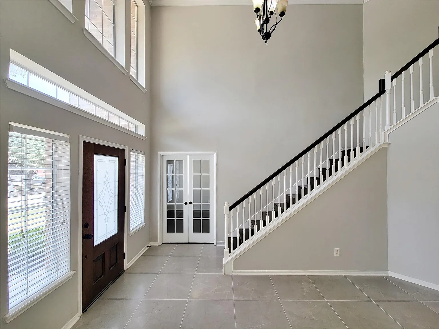 5 bed, 3.5 bath, 4322 sqft, $3,300 — Photo 4