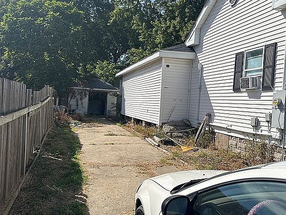 2nd image of 108 N 6th St