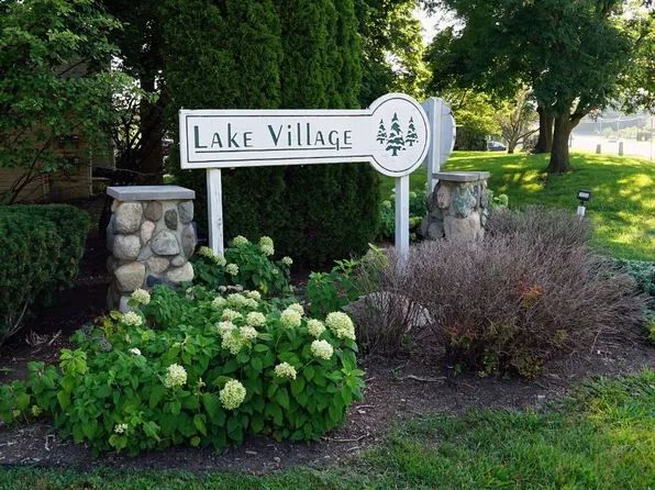 352 Neptune Dr, Walled Lake, MI 48390