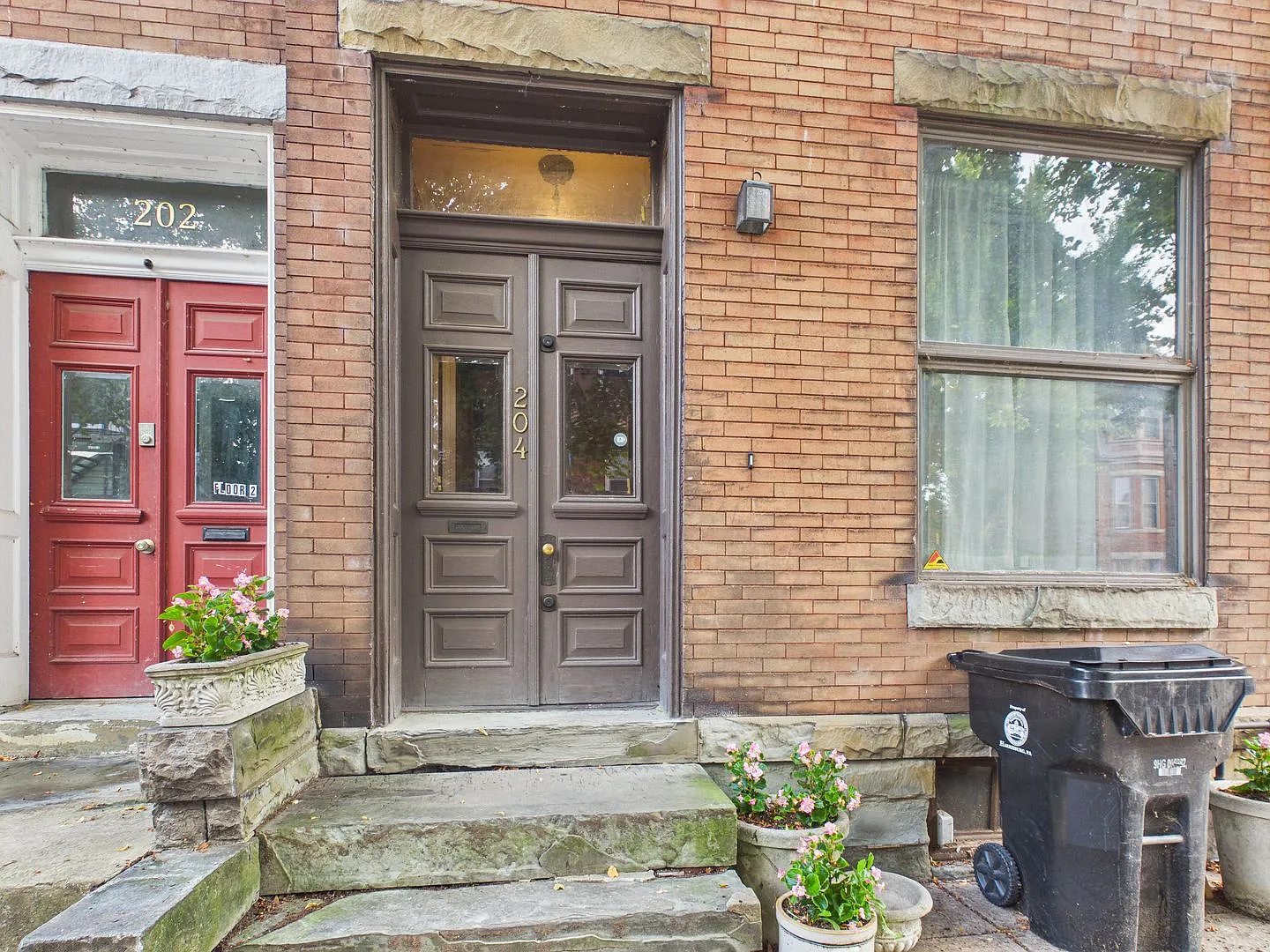 Charming 2 Bedroom Loft-Style Row Home — Photo 2
