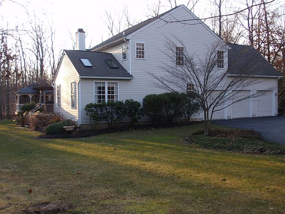 3-Car Garage/Driveway