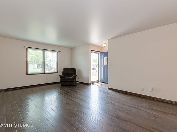 3rd image of 484 Pinewood Dr