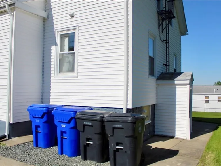 204 Lewis St — Photo 3