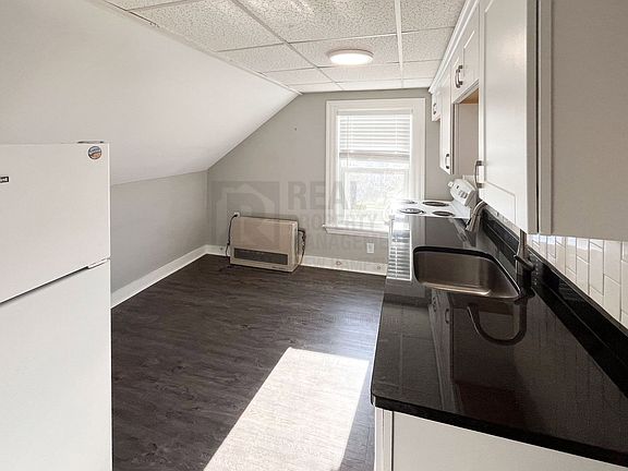 3rd image of 20 Pearl St Unit E