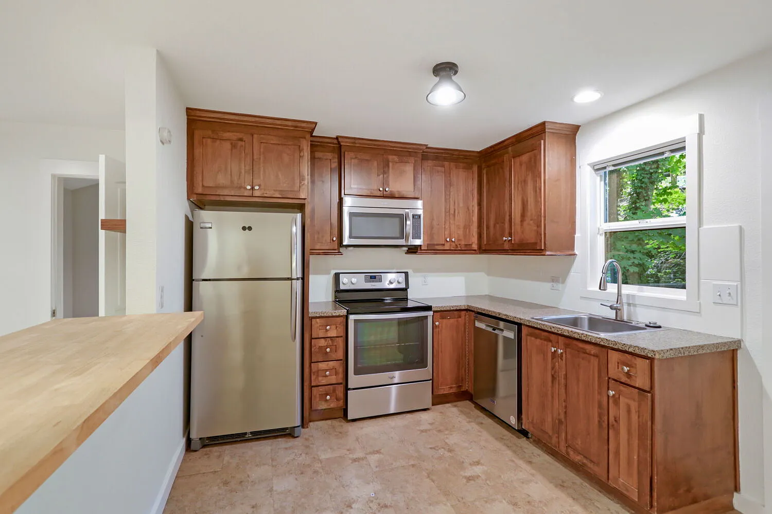 3 bed, 2.0 bath, 1100 sqft, $2,529 — Photo 4