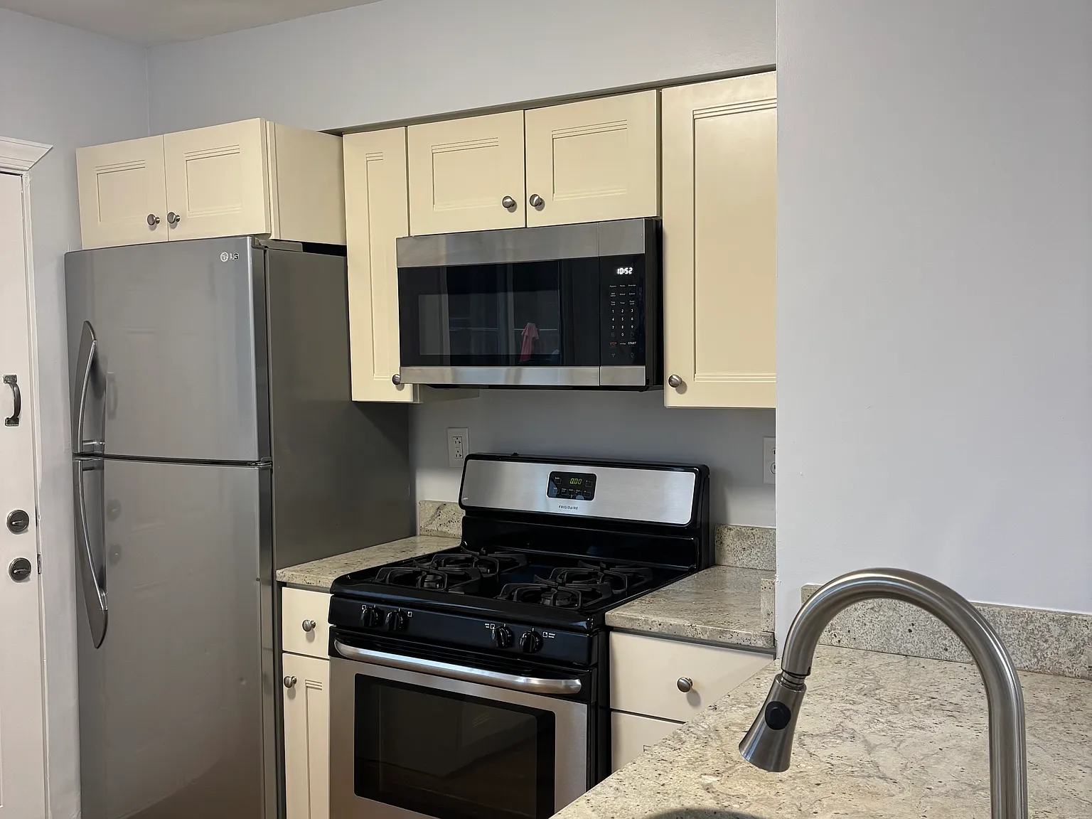 3 bed, 1320 sqft, $3,203 — Photo 2