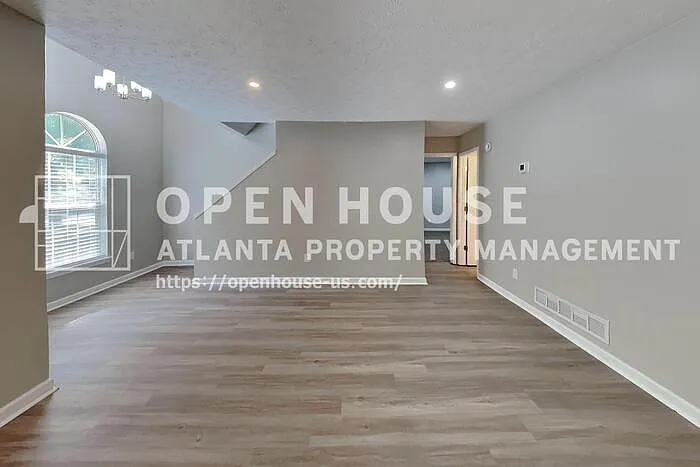 620 Gregory Manor Dr SW — Photo 3