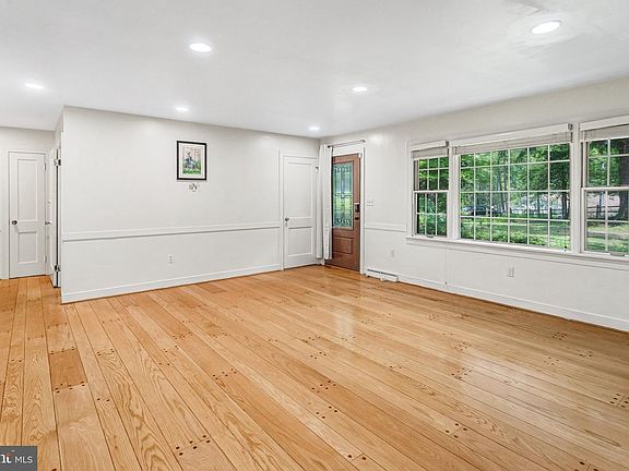 5th image of 18355 Sharon Rd