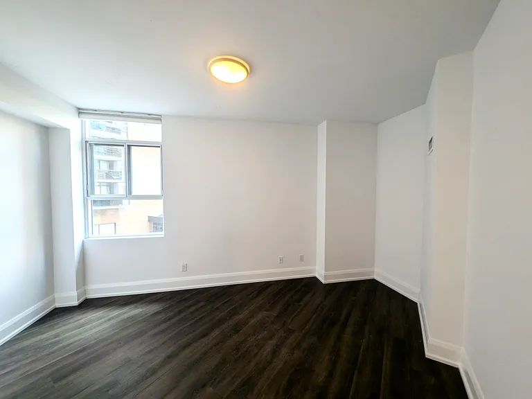 55 Charles St W — Photo 24