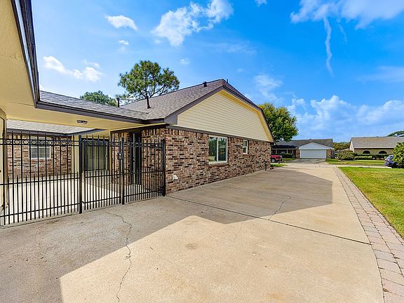 3rd image of 2513 Henderson Ln