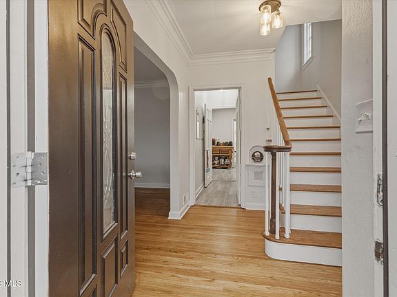 4th image of 2850 Kenwood Blvd