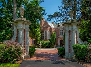 405 N Mayflower Rd, Lake Forest, IL 60045