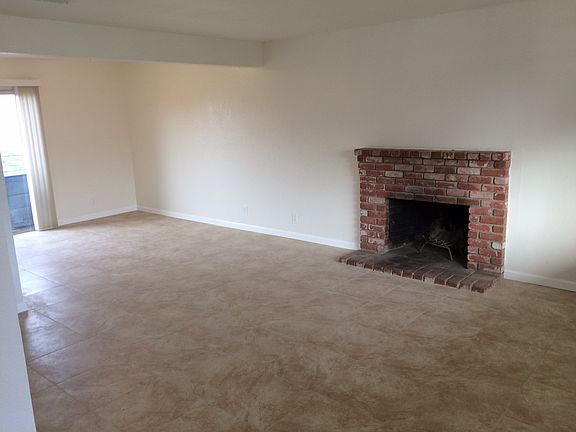 Living w/fireplace tile floor