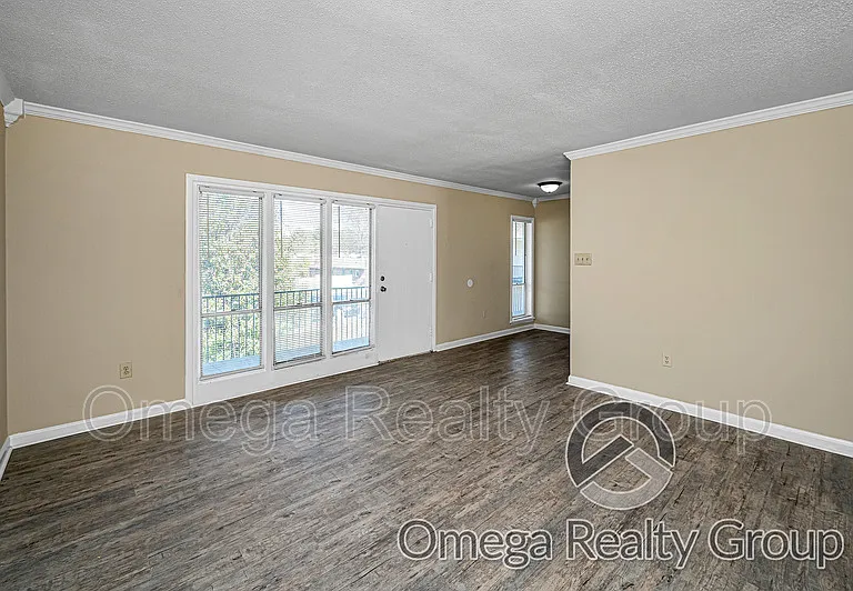 South Court Apartments — Photo 8