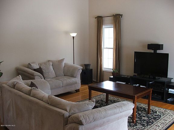 4th image of 30 Woodridge Dr