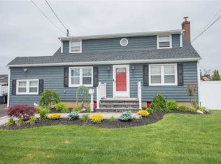 275 N Rutherford Ave, Massapequa, NY 11758