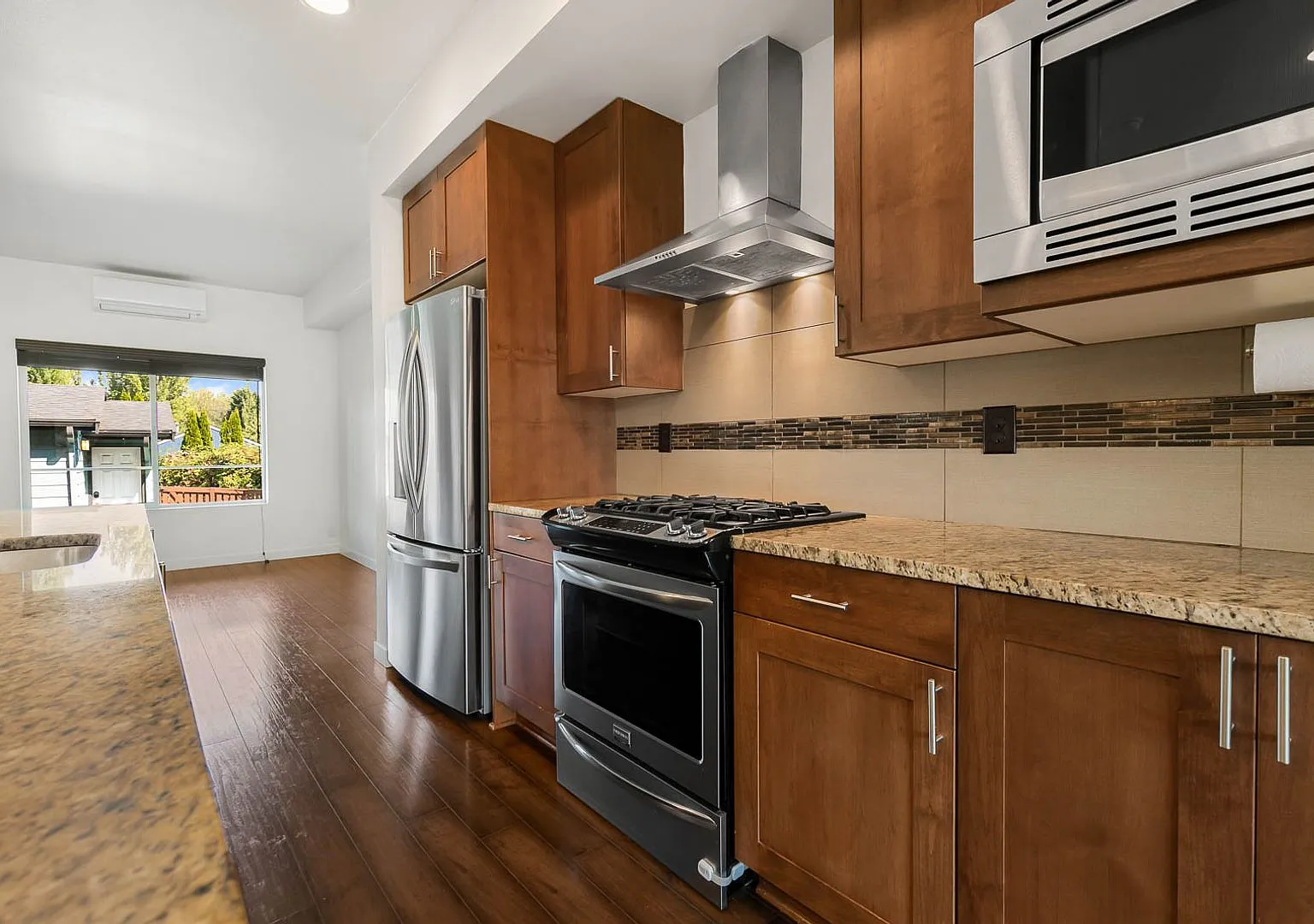 Stylish 2 Bedroom Columbia City Home with Designer Finishes & Private Yard — Photo 4