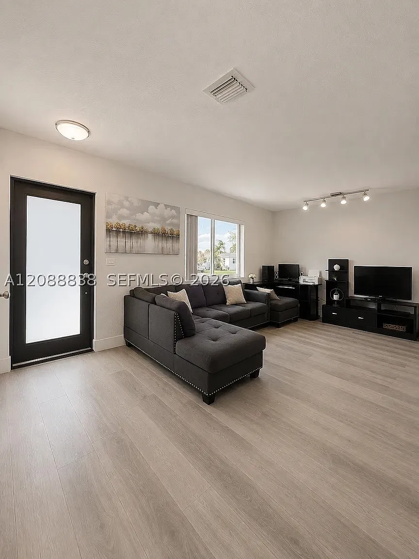 3 bed, 1.0 bath, 1468 sqft, $3,100 — Photo 2