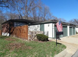 975 Silversprings Ln, Ballwin, MO 63021