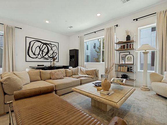 5th image of 427 W 10th St #601