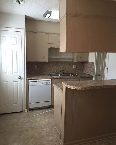 2 bed, 1.5 bath, 1045 sqft, $995 — Photo 2