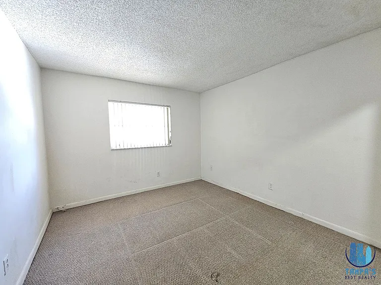 209 NW Jefferson Cir N — Photo 10