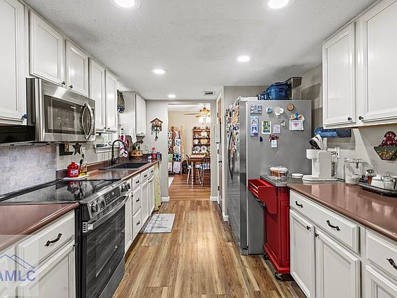 4th image of 315 Jeanies Rd