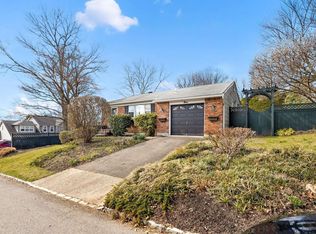 9 Wagon Ln, Glen Head, NY 11545